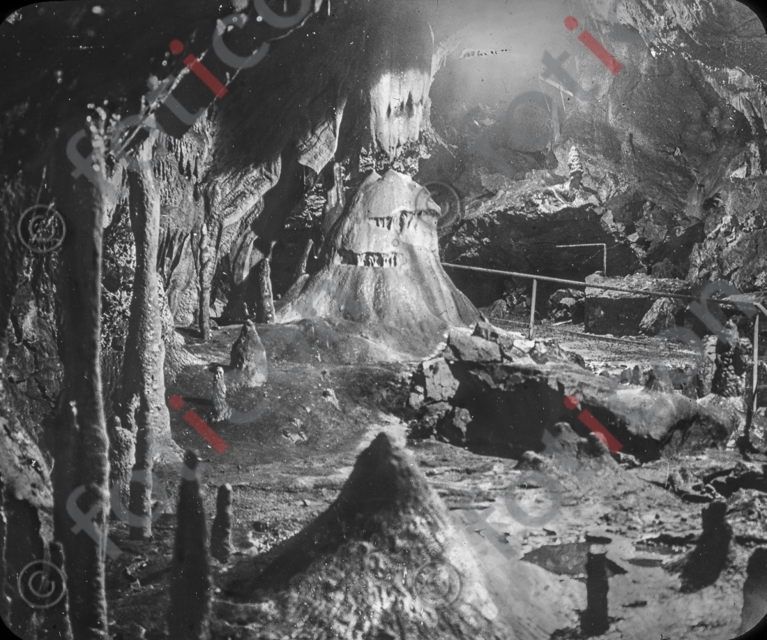 Hermannshöhle I Hermann&#039;s Cave - Foto foticon-simon-168-014-sw.jpg | foticon.de - Bilddatenbank für Motive aus Geschichte und Kultur